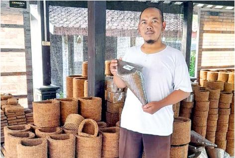 KREATIF: Mochamad Jaenuri menunjukkan berbagai pot berbahan serabut kelapa yang sudah bisa merambah pasar Malaysia, Turki, dan Venezuela. ( Photo by Radar Malang )