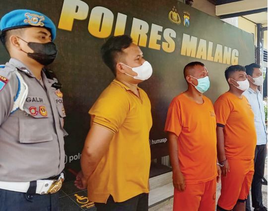 JADI PESAKITAN: Dua tersangka kasus pembongkaran fasilitas Stadion Kanjuruhan di Polres Malang. Kemarin (24/1), keduanya menjalani sidang perdana secara online di Lapas Kelas I Malang.