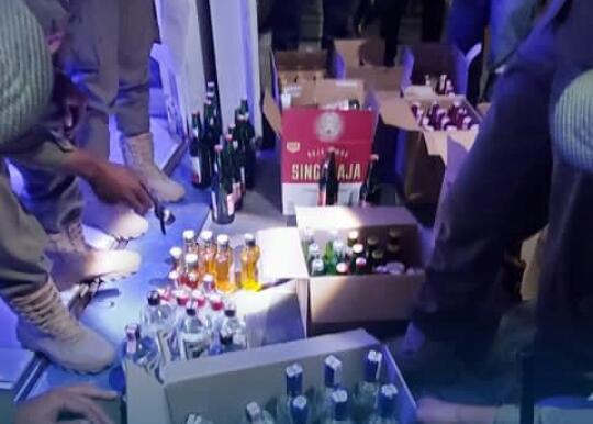 NEKAT JUALAN: Petugas Satpol PP Kota Malang menyita botol berisi miras dari café yang tak dilengkapi izin. Ribuan botol miras diamankan sepanjang tahun 2022. Photo By Radar Malang