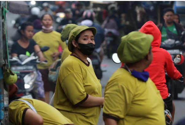 SEGERA CAIR: Pekerja pabrik rokok di Kota Malang pulang kerja. (istimewa)