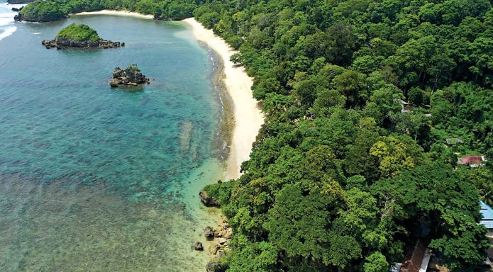 EKSOTIS: Pantai Kondang Merak di Kecamatan Bantur menyimpan pesona tersendiri. Hingga kini, tingkat kunjungan wisata di pesisir Malang selatan masih rendah. Photo By Radar Malang.