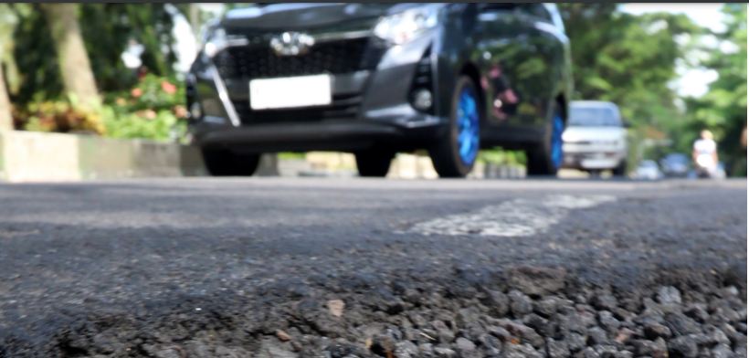 SEGERA DIPERBAIKI: Lubang di Jalan Veteran, Kecamatan Lowokwaru kemarin siang (8/1) yang segera dijadwalkan mendapat perbaikan dari DPUPRPKP Kota Malang pekan depan. (Photo By Radar Malang)