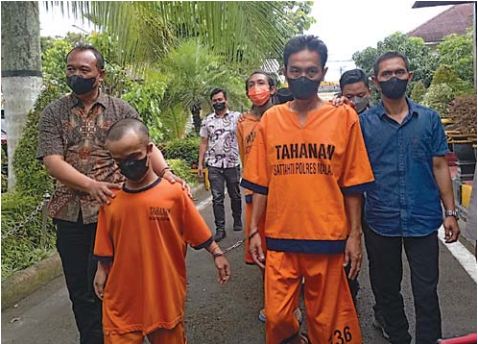 DIEKSPOS: Sejumlah tersangka kasus narkoba dihadirkan dalam press conference di Polres Malang, Jumat (27/1). Photo By Radar Malang.