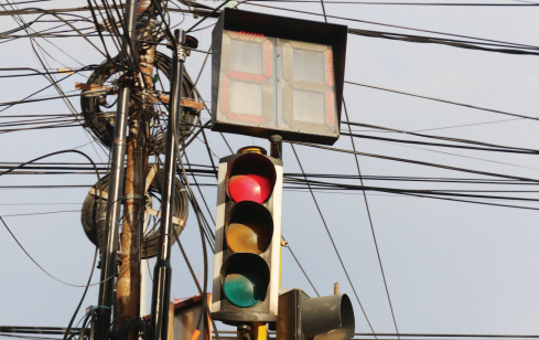 BUTUH PERBAIKAN: Sejak ATCS atau sistem kendali  lalu lintas kendaraan tidak berfungsi, traffic light di Jalan  Galunggung diatur secara manual.