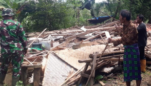 TINGGAL PUING: Rumah warga roboh di Desa Argotirto,  Kecamatan Sumbermanjing Wetan, pekan lalu (5/1).