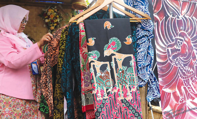 BANYAK PILIHAN: Batik Lintang yang dihasilkan perajin dari Desa Ngijo, Kecamatan Karangploso yang memiliki motif khas dan karakternya sendiri