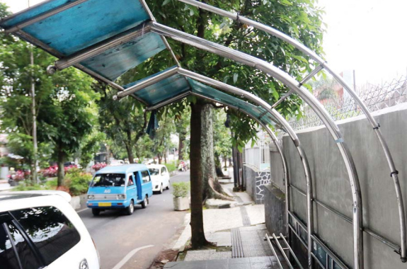 TAK LAYAK: Atap halte di Jalan Jaksa Agung Suprapto, Kecamatan Klojen yang berlubang. Bahkan salah satu pilar besi juga terlihat hilang.