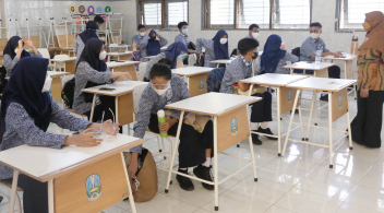 BELAJAR: Para siswa SMAN 8 Malang ketika berada di dalam kelas. (DARMONO/RADAR MALANG).
