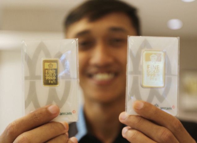 LARIS TERBELI: Emas Antam berukuran 5 gram dan 25 gram di Toko Bulan Purnama yang laris dibeli masyarakat selama setahun terakhir. Tiap hari, rata-rata 50-100 gram dipesan pembeli.