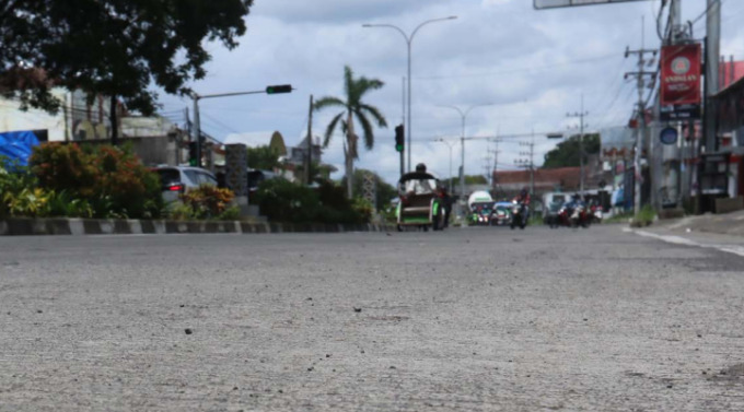 JALAN BETON: Sebagian jalan di jalur exit tol Madyopuro sudah menggunakan konstruksi beton. Akademisi menilai lebih tahan lama, tapi bikin ban kendaraan lebih cepat gundul.