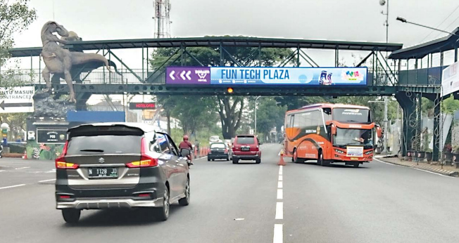 JALUR PADAT: Jalan Ir Soekarno sudah lebih lebar dibanding di titik-titik yang lain. Untuk mengurangi kemacetan, seluruh ruas jalan tersebut akan dilebarkan.
