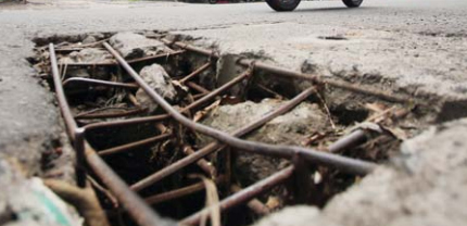 BAHAYA MENGINTAI: Lubang di Simpang Empat Sulfat, Kelurahan Pandanwangi, Kecamatan Blimbing kemarin siang yang belum mendapat perbaikan dari Pemkot Malang.