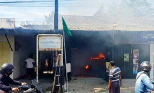 KEBAKARAN: Konter handphone yang menyatu dengan kios bensin eceran di Desa Pakiskembar, Kecamatan Pakis hangus terbakar kemarin (23/1).