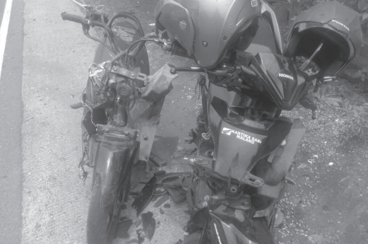 PARAH: Dua motor yang bertabrakan di Desa Krebet, Kecamatan Bululawang, Kabupaten Malang mengalami rusak parah kemarin (1/1). Foto kiri bawah: Jenazah korban langsung dibawa ke RS Kanjuruhan di Kepanjen. Foto kanan bawah, polisi melakukan olah tempat keja