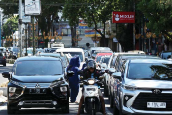 URAI MACET: Arus lalu lintas di simpang PLN padat. Kemacetan di lokasi Wahid Hasyim tersebut diharapkan akan terurai dengan satu arah di Kajoetangan Heritage.