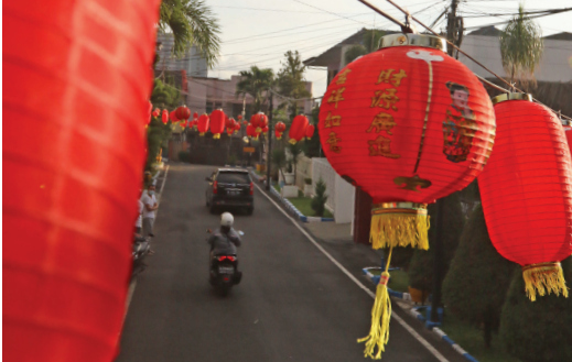 SERBA MERAH: Sebanyak 100 lampion di Jalan Terusan Tinombala, RT 2 RW 1, Kelurahan Karangbesuki, Kecamatan Sukun kemarin siang (13/1).