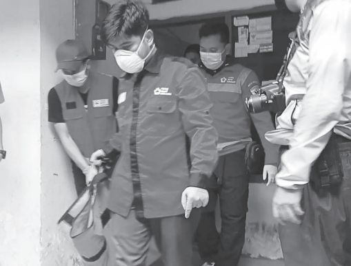MISTERIUS: Proses evakuasi jenazah Diah Agustin Lestariningsih pada 22 Desember 2022 di rumah kos Jalan Bendungan Sigura-gura Gang 5C, RT 04/ RW 02 Kelurahan Sumbersari, Kecamatan Lowokwaru. Saat itu belum ada dugaan pembunuhan atau bunuh diri.