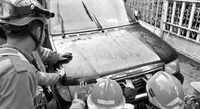 GERAK CEPAT: Petugas Damkar Kota Malang menuntaskan pemadaman api yang muncul dari ruang mesin Toyota Kijang di kawasan Polehan kemarin sore (19/1).