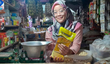 STOK MENIPIS: Pedagang sembako di pasar relokasi mengeluhkan naiknya harga minyak goreng subsidi.