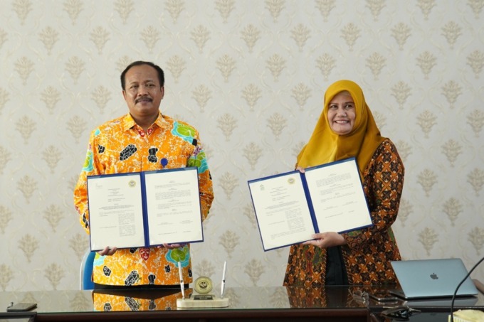 TINGKATKAN KUALITAS: Wakil Rektor IV dan Ketua Program Diploma Kepariwisataan UNMER Malang menunjukan MoU yang sudah ditandatangani.