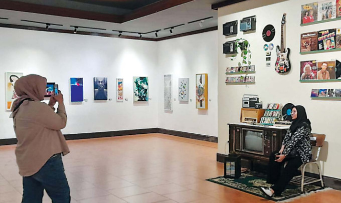 TAMPIL BEDA: Para seniman dari Kota Batu mengadakan pameran seni yang memadukan seni lukis dengan musik.
