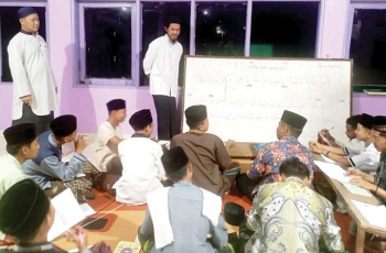 PEDULI: M. Kholik mengawasi proses belajar di lingkungan Panti Asuhan Ar-Rahman, Desa Peniwen, Kecamatan Kromengan, Kabupaten Malang