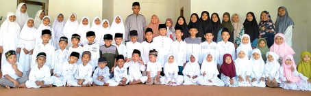 JALAN HIDUP: Roizah dan Nursalim (tengah) bersama anak-anak yang belajar mengaji di rumahnya. Selain mengelola tempat pendidikan Alquran, pasangan suami istri itu juga mendirikan panti asuhan.