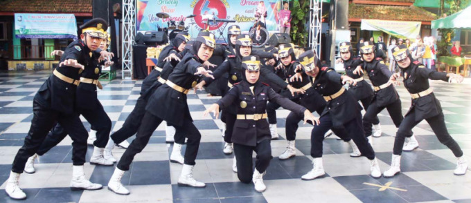 LATIHANNYA SEBULAN: Tim Paskibra SMPN 6 Malang menunjukkan salah satu koreografi baris-berbaris untuk membuka rangkaian perayaan HUT sekolah ke-63, kemarin pagi (21/1).
