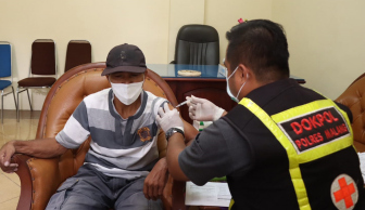 SEKALIAN BOOSTER : Pemberian vaksinasi booster bagi warga yang mengurus surat kendaraan di Samsat Talangagung, Kepanjen.