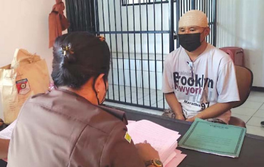 MASUK HOTEL PRODEO: Tersangka pencurian handphone digiring masuk ke Lapas Lowokwaru.