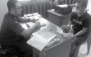 PELIMPAHAN TAHAP 2: Jemmy Yulianto (kanan) diserahkan ke Kejaksaan Negeri Kota Malang kemarin (13/1).