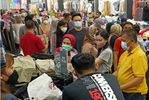 BERJUBEL: Suasana salah satu gerai di Malang Town Square kemarin (2/1) diserbu pembeli yang memilih pakaian.