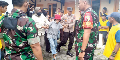ANGGAP EKSEKUSI TAK SAH: Salah satu penghuni rumah di Jalan Muria Gang IV diamankan petugas karena hendak membakar rumah yang akan dieksekusi.