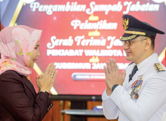 LANJUTKAN PEMBANGUNAN: Pj Wali Kota Batu Aries Agung Paewai (kanan) memberi salam kepada mantan Wali Kota Dewanti Rumpoko di Gedung Negara Grahadi Surabaya, kemarin (19/1).