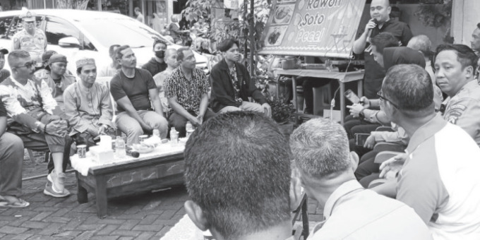 BANYAK MASUKAN: Warga menyampaikan aspirasi kepada perwakilan Polresta Malang Kota dalam acara Jumat Curhat di sekitar Pasar Klojen kemarin.