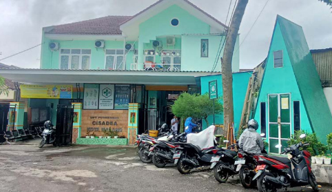 SEGERA PINDAHAN: Puskesmas Cisadea yang masih berada di Jalan Cisadea, Kelurahan Purwantoro, Kecamatan Blimbing beberapa waktu lalu. Dalam waktu dekat, Dinkes Kota Malang melakukan relokasi.