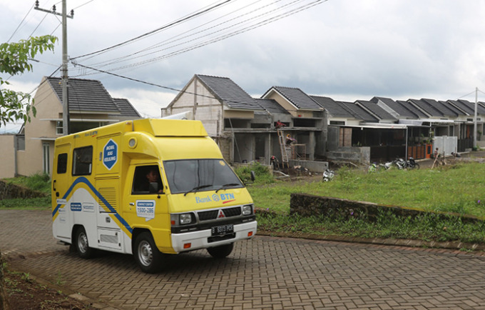 SUBSIDI : Mobil BTN melintasi perumahan. Kolaborasi dengan Disnaker dan BPJS menghadirkan program rumah bagi pekerja formal dan informal. (Darmono/Radar Malang)