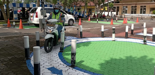 IKUTI JALUR: Pemohon SIM C mengikuti ujian praktek di Satpas Polres Malang. Dalam waktu dekat, warga bisa mengurus SIM untuk moge.