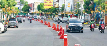 TUNGGU PERNCANAAN MATANG: Lalu lintas di Jalan Basuki Rahmat masih berlaku dua arah. Uji coba satu arah diperkirakan baru terlaksana tiga pekan mendatang.