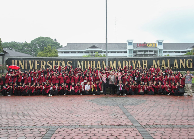 SUMBANGSIH KAMPUS PUTIH UNTUK PENDIDIKAN NASIONAL : Sejumlah peserta yang terdiri dari dosen FKIP, guru pamong sekolah mitra FKIP, guru, alumni PPG UMM, dan mahasiswa PPG Prajabatan dan Dalam Jabatan usai mengikuti seminar, kemarin (26/1).