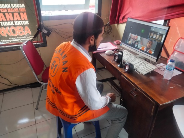 SURUHAN BURON: Muchammad Fikry mengikuti sidang pembacaan tuntutan secara daring dari Lapas Lowokwaru kemarin. Selain dituntut 15 tahun penjara, dia diminta membayar denda Rp 2 miliar.