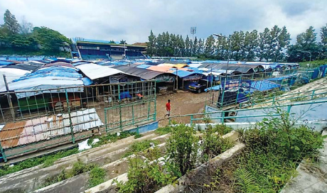 ACAK-ACAKAN: Stadion Gelora Brantas yang jadi tempat relokasi PKL kondisinya semakin kumuh.