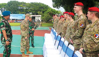 TUKAR PENGALAMAN: Sejumlah tentara US AFSOC yang ikut ambil bagian dalam latihan operasi bersandi Teak Spear Iron 2023 di Lanud Abd. Saleh, kemarin (18/1).