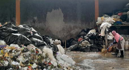 MENGGUNUNG: Sampah yang masuk ke TPS3R Jalibar Berseri Desa Oro-Oro Ombo meningkat tajam.