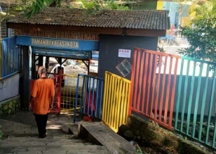 SEPI: Kolam renang Tarekot ditutup sementara Pemkot Malang. Warga yang hendak kesana harus menunda sampai ada pemberitahuan.