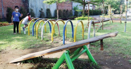 SEGERA DIPERBAIKI: Kondisi salah satu fasilitas di Taman Teluk Grajakan yang rusak. Dalam waktu dekat, DLH memperbaiki sejumlah taman dengan anggaran Rp 4 miliar.