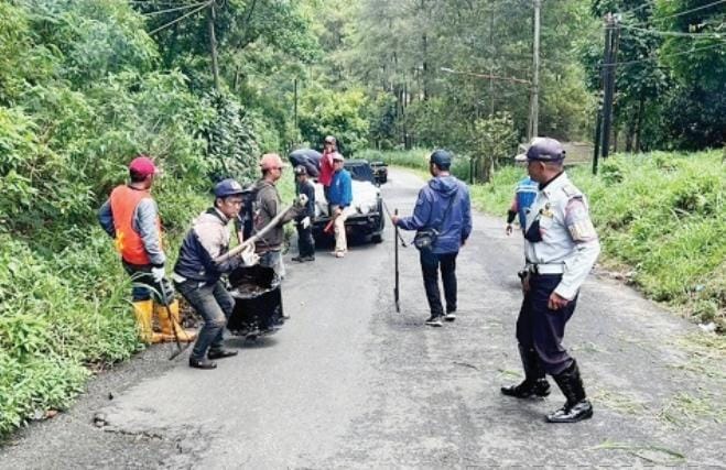 JALUR ALTERNATIF: Jalan di jalur Klemuk, Songgokerto saat diperbaiki oleh DPUPR beberapa waktu lalu.
