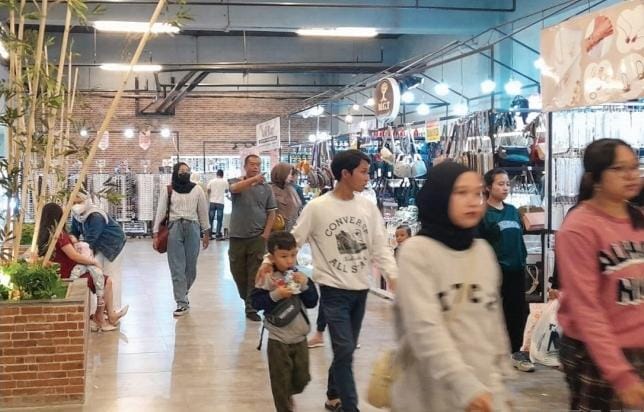 MEMBELUDAK: Pengunjung Lippo Plaza naik drastis saat libur akhir tahun