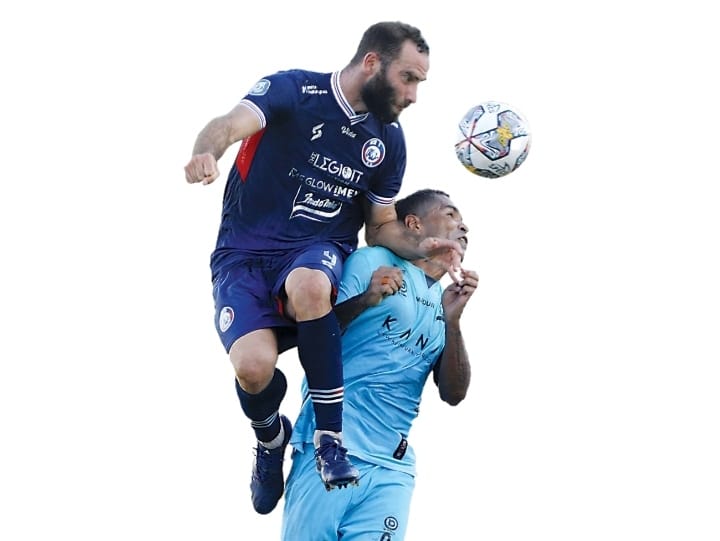 MUSAFIR: Sergio Silva berduel dengan striker Madura United Beto Goncalves di Stadion Sultan Agung, Bantul, 20 Desember lalu. Arema FC resmi berkandang di Bantul pada putaran kedua BRI Liga 1.