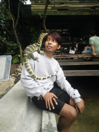 AWAL MULA KOLEKSI : Ketertarikan Christian terhadap reptil sejak duduk  dibangku SD, tidak sengaja melihat foto ayahnya berbaring dengan ular diatasnya